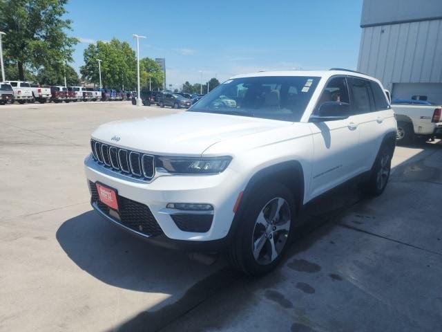 Photo of 2025 Bright White Clearcoat Jeep Grand Cherokee