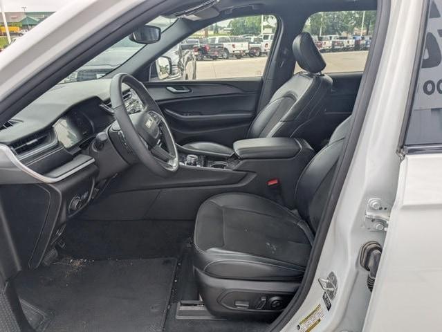 Photo of 2023 Bright White Clearcoat Jeep Grand Cherokee L