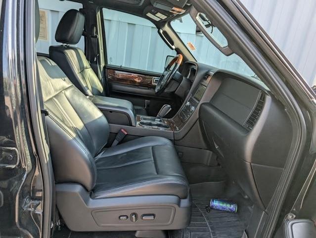 Photo of 2015 Tuxedo Black Metallic Lincoln Navigator