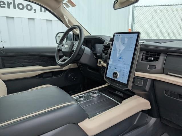 Photo of 2024 Star White Ford Expedition