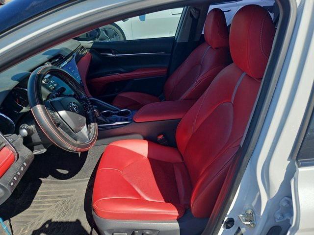 Photo of 2019 Wind Chill Pearl/Midnight Black Metallic Toyota Camry