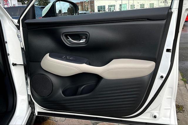 Photo of 2025 Platinum White Pearl Honda HR-V