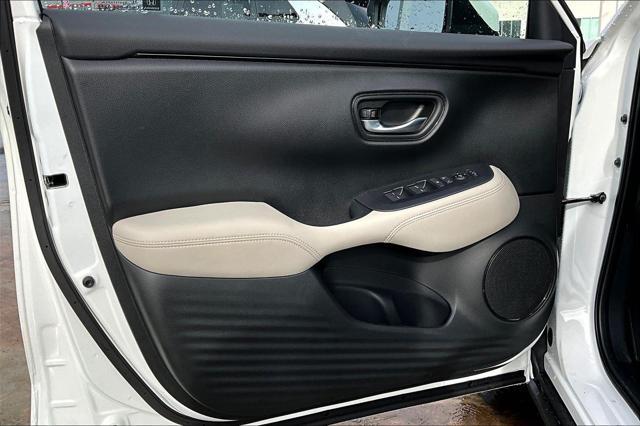 Photo of 2025 Platinum White Pearl Honda HR-V