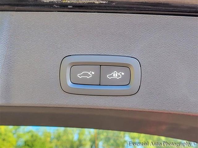 Photo of 2025 Onyx Black Metallic Volvo XC40