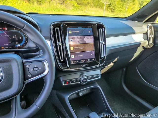 Photo of 2025 Onyx Black Metallic Volvo XC40