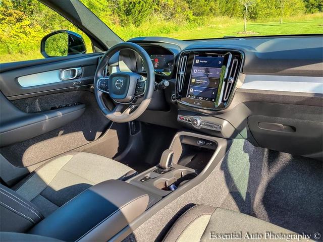Photo of 2025 Onyx Black Metallic Volvo XC40