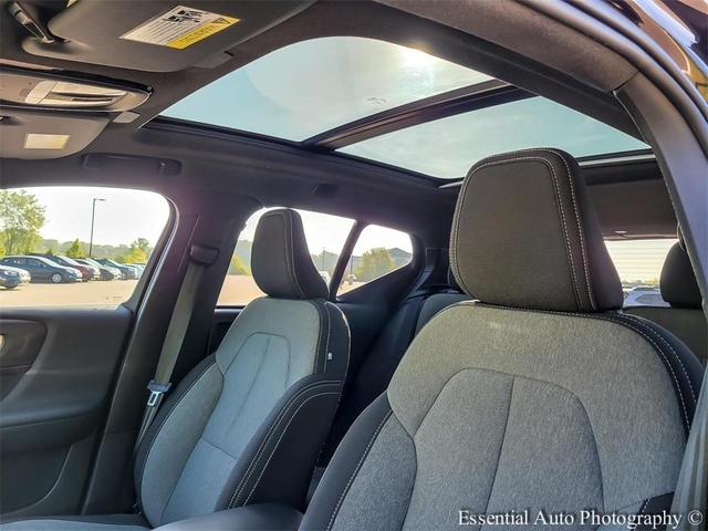 Photo of 2025 Onyx Black Metallic Volvo XC40