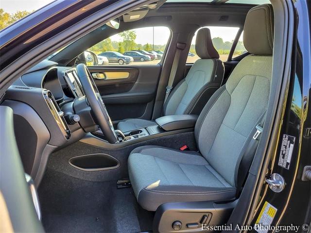 Photo of 2025 Onyx Black Metallic Volvo XC40
