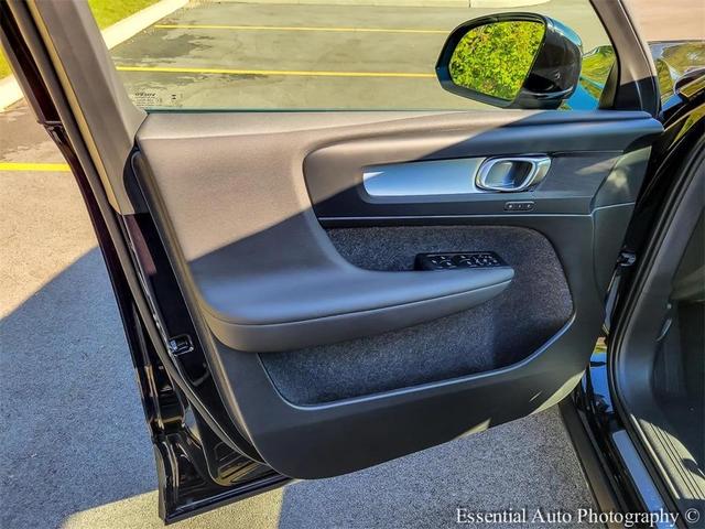 Photo of 2025 Onyx Black Metallic Volvo XC40