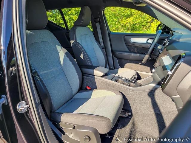 Photo of 2025 Onyx Black Metallic Volvo XC40