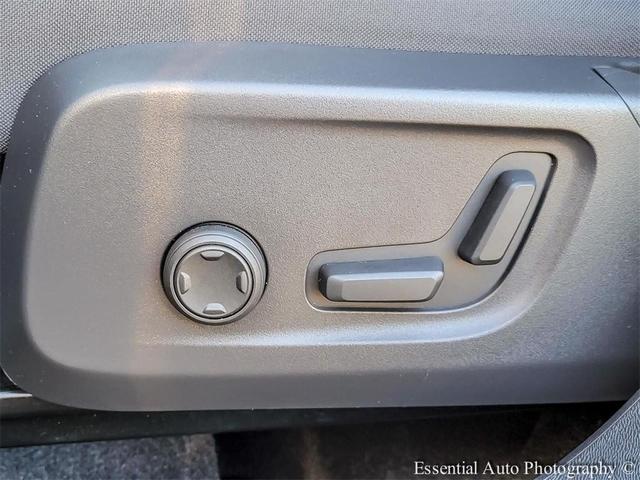 Photo of 2025 Onyx Black Metallic Volvo XC40
