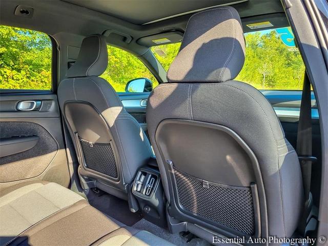 Photo of 2025 Onyx Black Metallic Volvo XC40