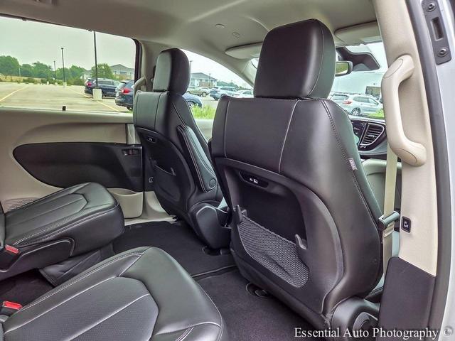 Photo of 2024 Silver Mist Clearcoat Chrysler Pacifica