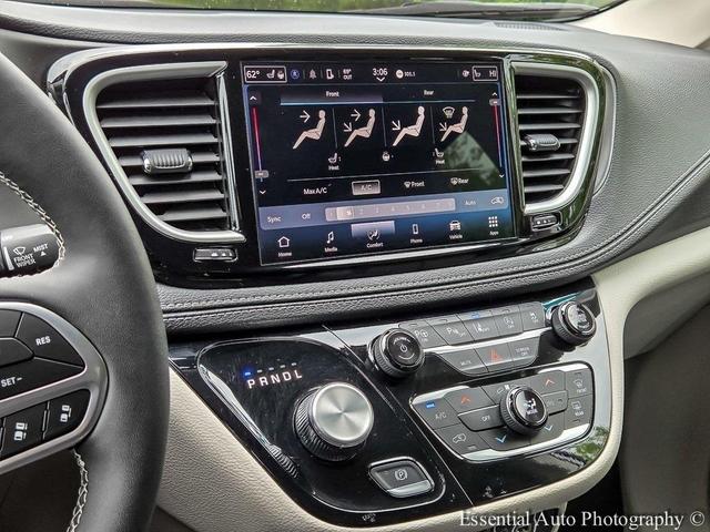 Photo of 2024 Silver Mist Clearcoat Chrysler Pacifica