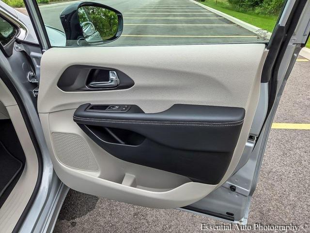 Photo of 2024 Silver Mist Clearcoat Chrysler Pacifica