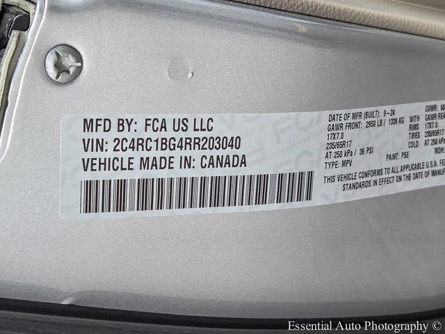 Photo of 2024 Silver Mist Clearcoat Chrysler Pacifica