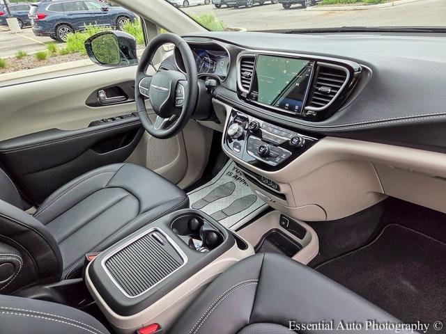Photo of 2024 Silver Mist Clearcoat Chrysler Pacifica