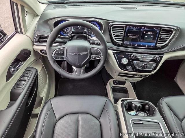 Photo of 2024 Silver Mist Clearcoat Chrysler Pacifica