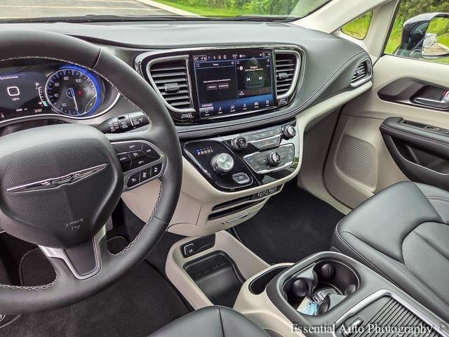Photo of 2024 Silver Mist Clearcoat Chrysler Pacifica