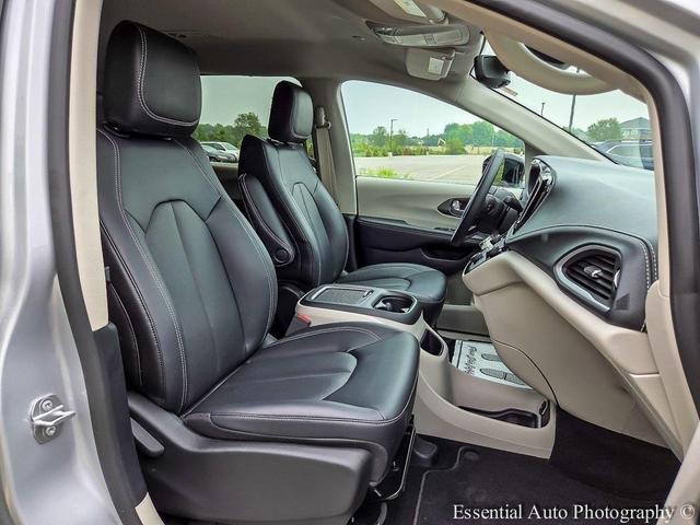 Photo of 2024 Silver Mist Clearcoat Chrysler Pacifica
