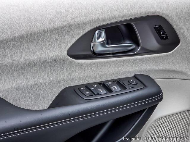 Photo of 2024 Silver Mist Clearcoat Chrysler Pacifica