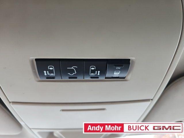 Photo of 2012 White Gold Clearcoat Chrysler Town & Country
