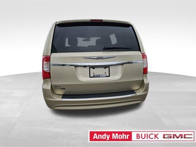 Photo of 2012 White Gold Clearcoat Chrysler Town & Country
