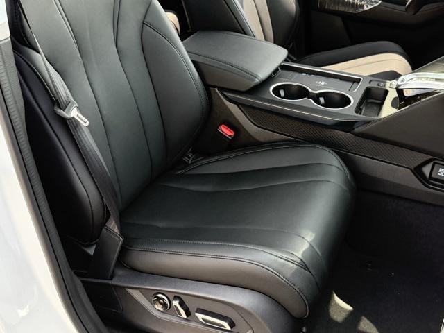 Photo of 2025 Platinum White Pearl Acura MDX