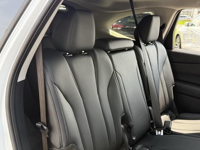 Photo of 2025 Platinum White Pearl Acura MDX