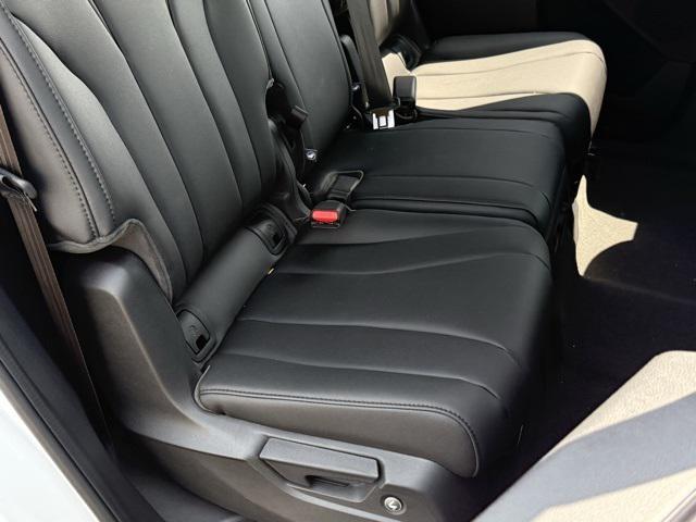 Photo of 2025 Platinum White Pearl Acura MDX