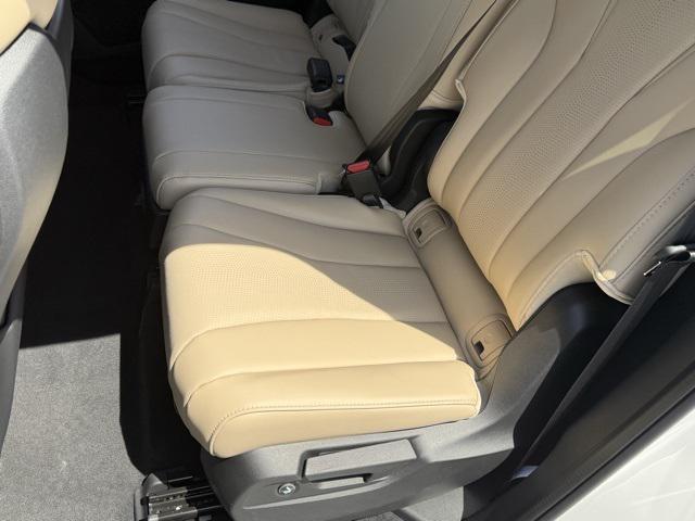 Photo of 2025 Platinum White Pearl Acura MDX