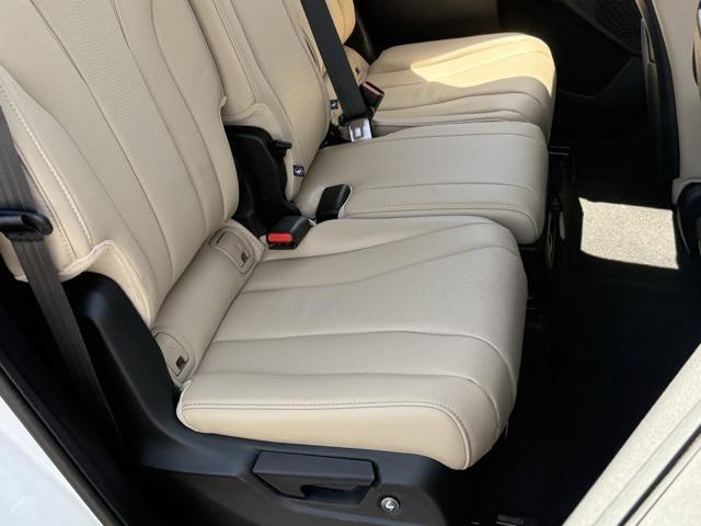 Photo of 2025 Platinum White Pearl Acura MDX