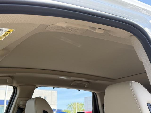 Photo of 2025 Platinum White Pearl Acura MDX