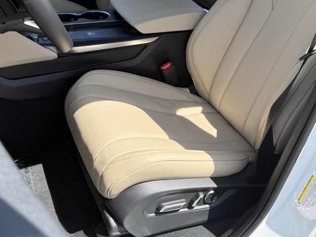 Photo of 2025 Platinum White Pearl Acura MDX