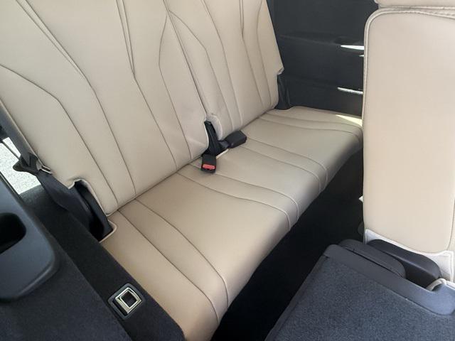 Photo of 2025 Platinum White Pearl Acura MDX