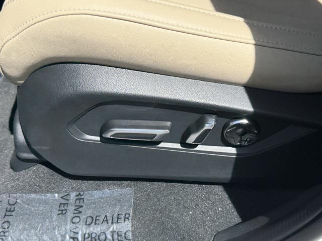 Photo of 2025 Platinum White Pearl Acura MDX