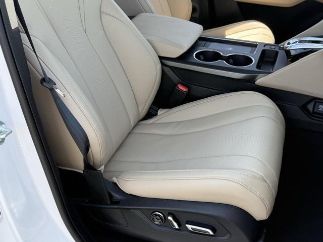 Photo of 2025 Platinum White Pearl Acura MDX