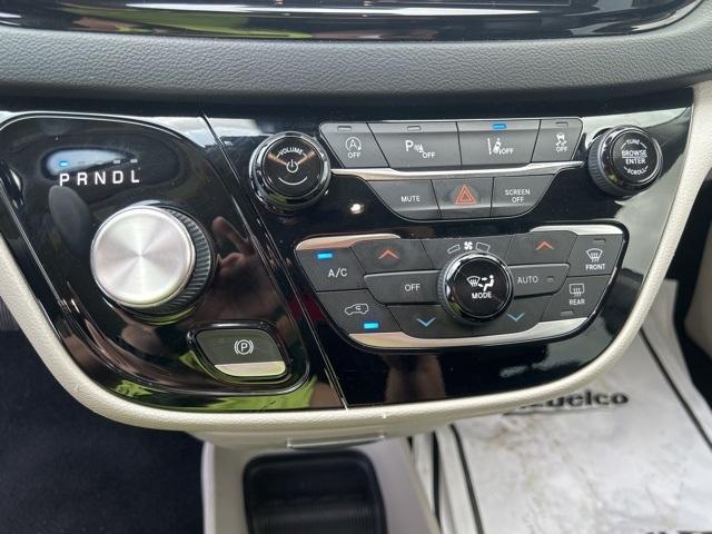 Photo of 2022 Granite Crystal Metallic Clearcoat Chrysler Pacifica