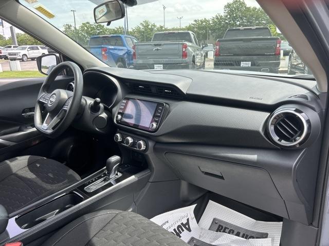 Photo of 2023 Boulder Gray Pearl Nissan Kicks