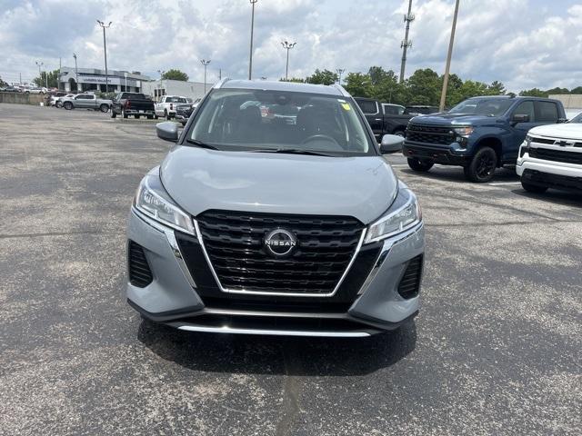 Photo of 2023 Boulder Gray Pearl Nissan Kicks