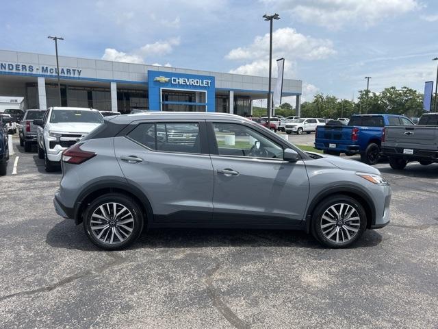 Photo of 2023 Boulder Gray Pearl Nissan Kicks