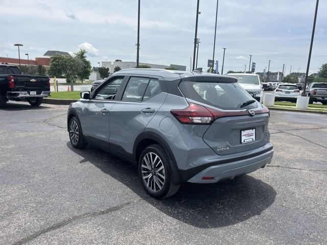 Photo of 2023 Boulder Gray Pearl Nissan Kicks