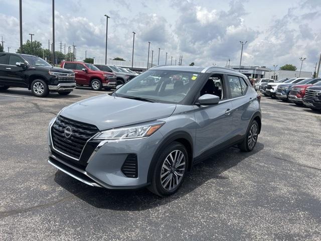 Photo of 2023 Boulder Gray Pearl Nissan Kicks