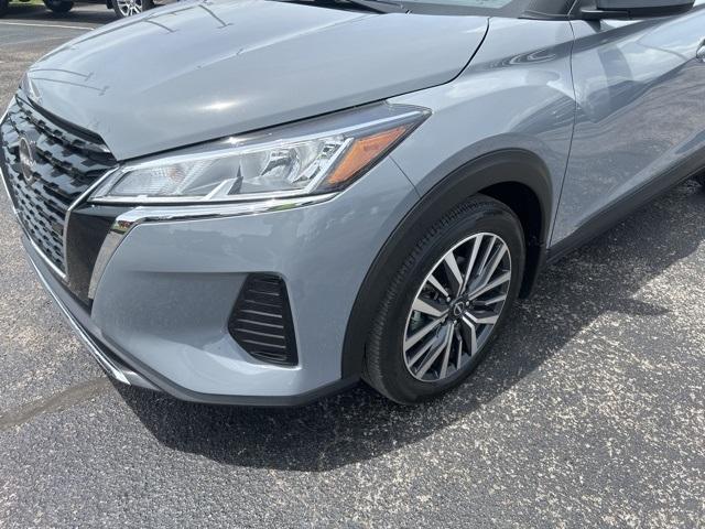 Photo of 2023 Boulder Gray Pearl Nissan Kicks