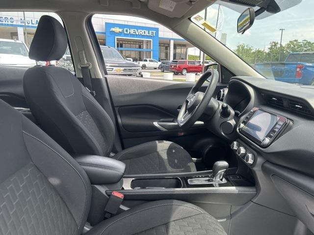 Photo of 2023 Boulder Gray Pearl Nissan Kicks