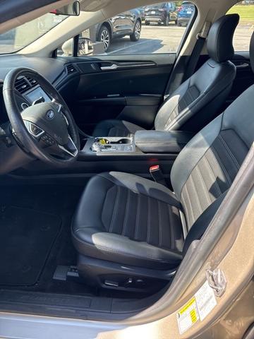 Photo of 2018 White Gold Metallic Ford Fusion