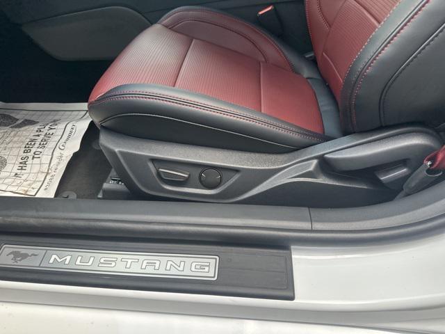 Photo of 2025 Oxford White Ford Mustang