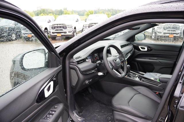 Photo of 2025 Diamond Black Crystal Pearlcoat Jeep Compass