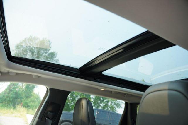 Photo of 2021 Bright White Clearcoat Jeep Cherokee