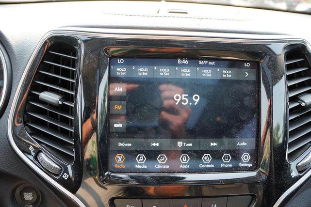 Photo of 2021 Bright White Clearcoat Jeep Cherokee